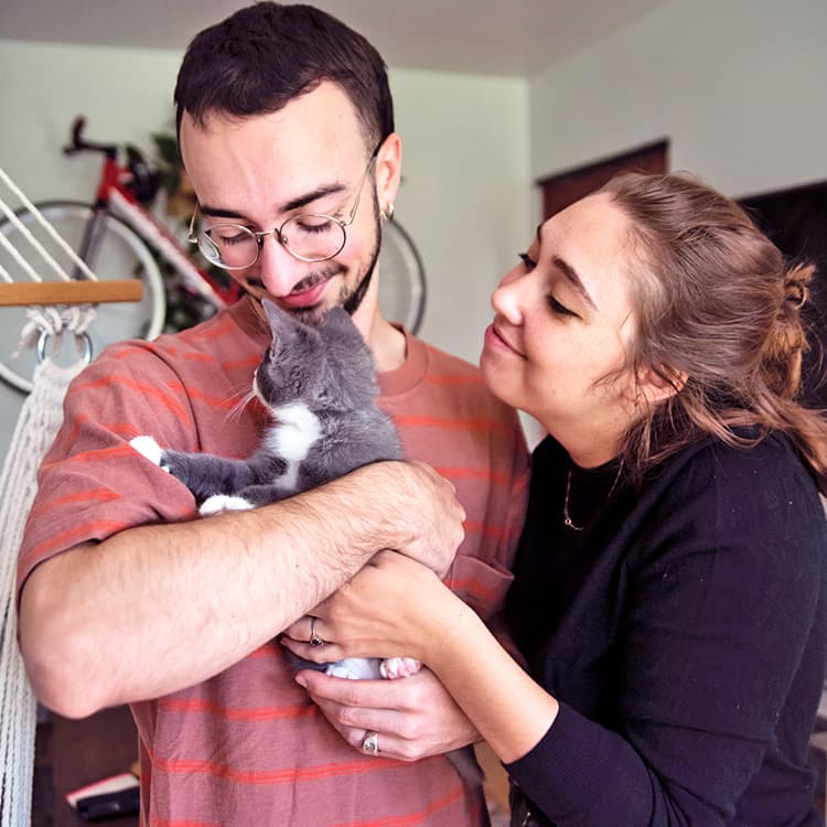 Playing Favorites: How Cats Choose Their ‘Person’