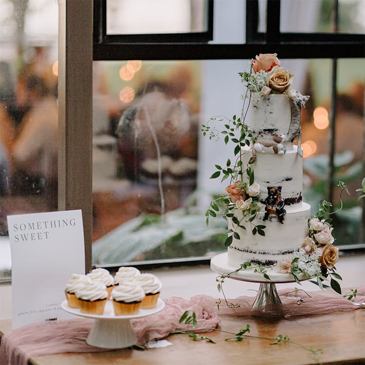 6 People Who Made Their Pets the Stars Of Their Wedding Cakes
