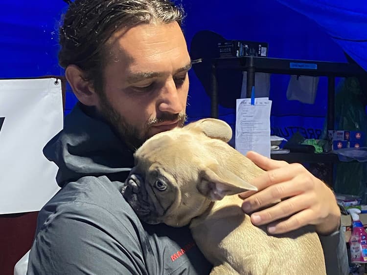 Meet Andrew Kushnir, “the Nomad Vet” Helping Refugee Pets in Ukraine